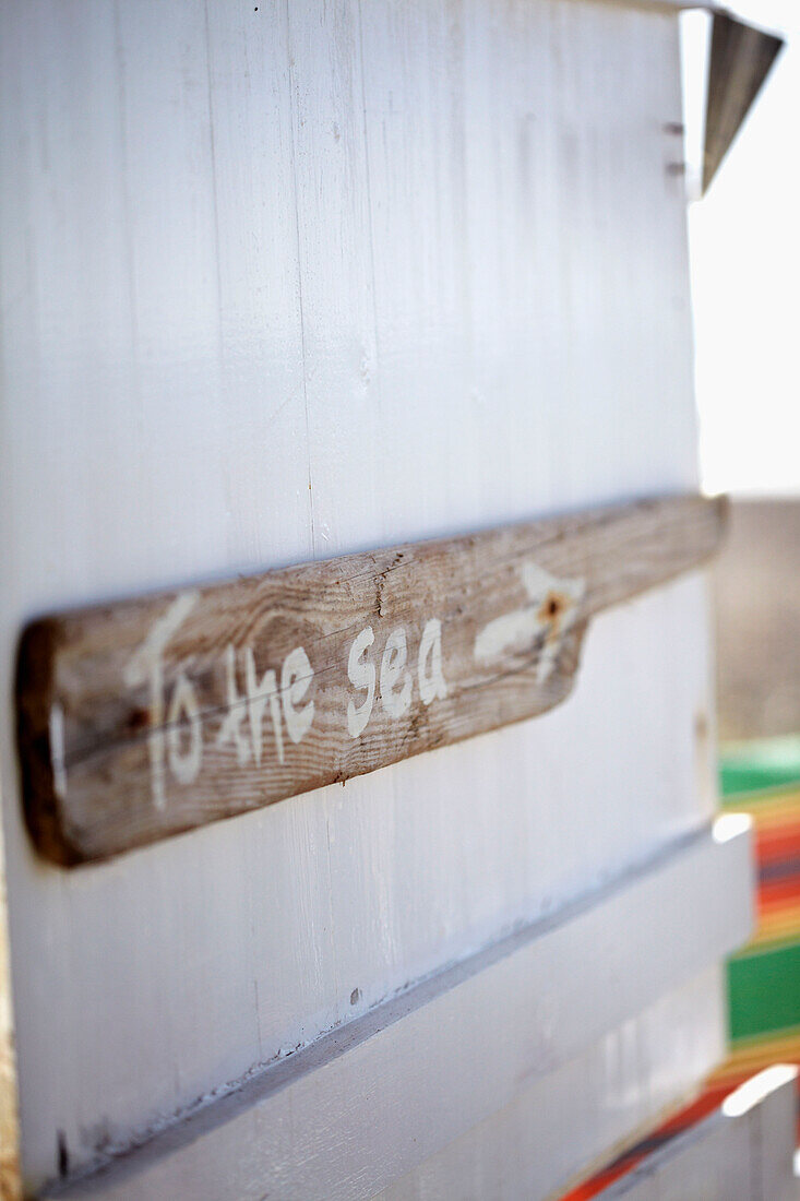 Holzschild mit dem Schriftzug 'To the Sea' an der Außenwand einer Strandhütte in West Sussex, England, UK