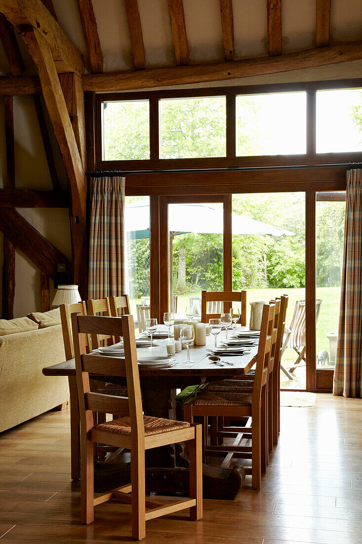 Tisch für acht Personen im offenen Esszimmer eines Hauses in West Sussex, England, UK