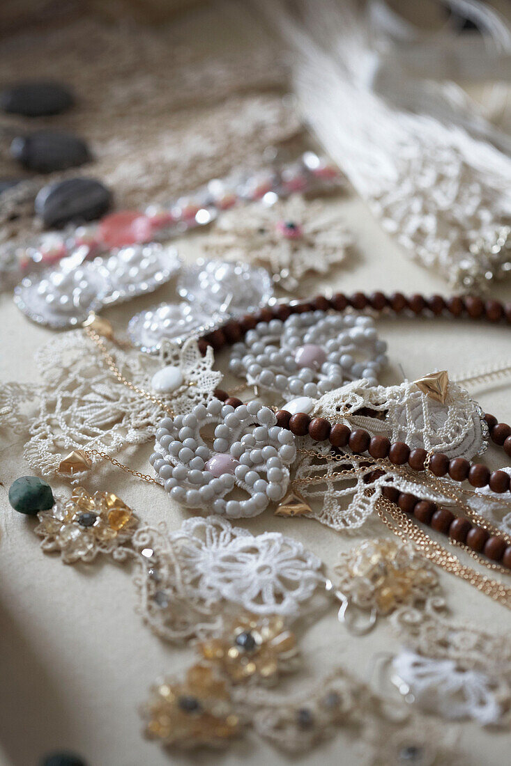 Halsketten aus Spitze und Perlen