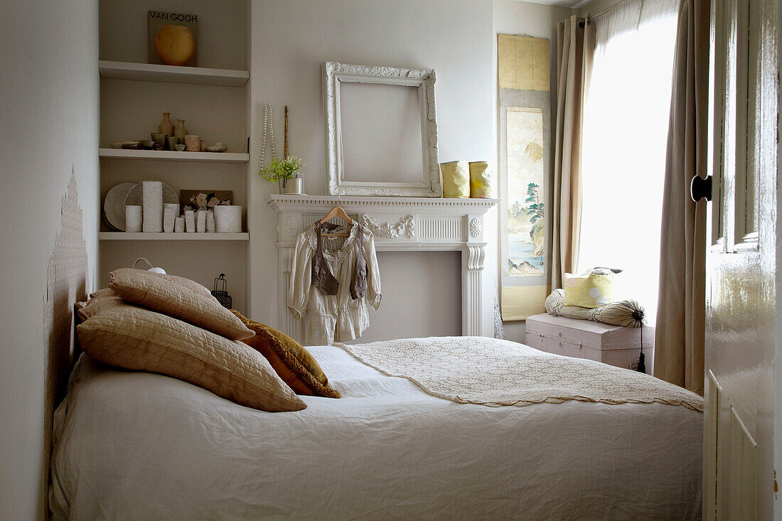 Weiß- und cremefarbenes Schlafzimmer in einem Londoner Haus