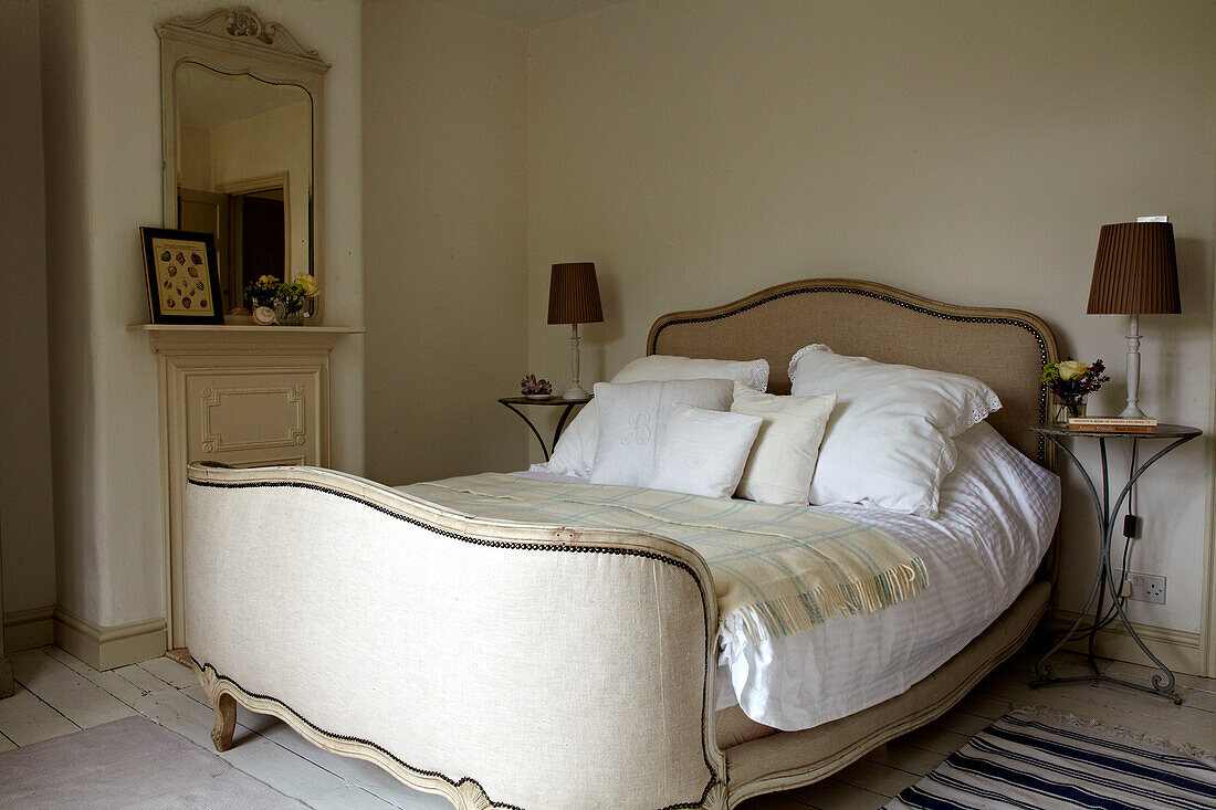 Doppelbett in einem Strandhaus in Norfolk, UK