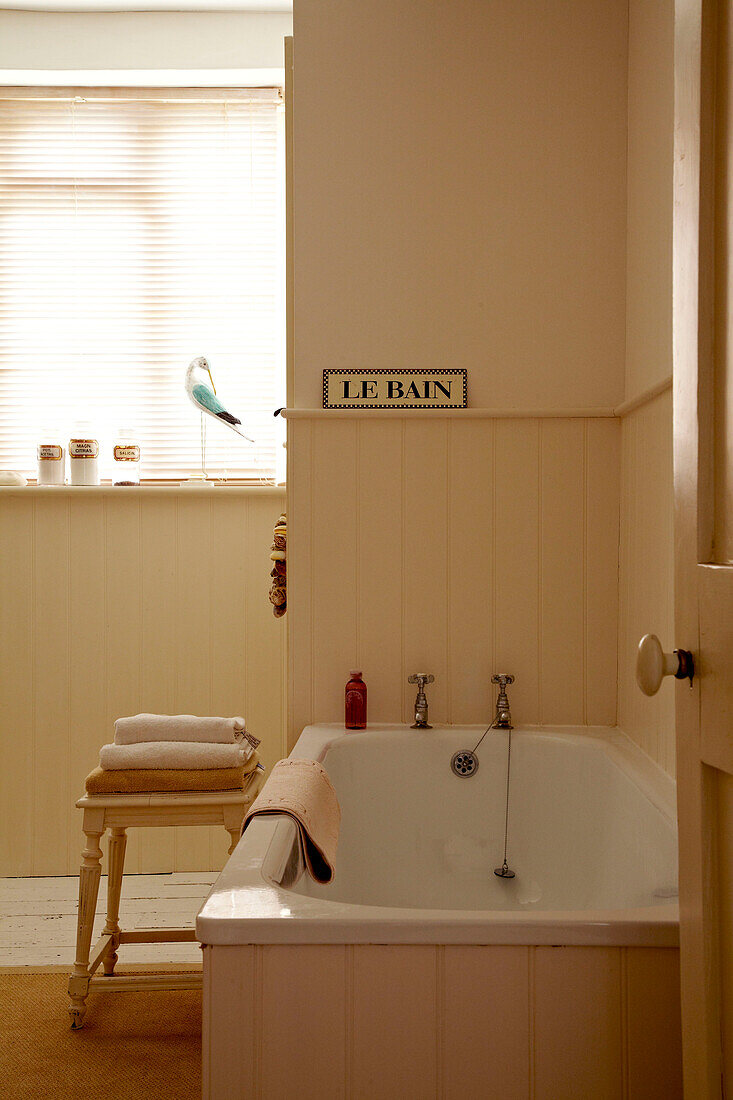 Einfaches cremefarbenes Badezimmer in einem Strandhaus in Norfolk, UK