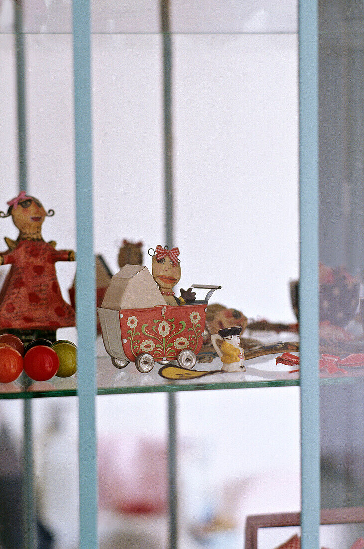 Kinderspielzeug in einer Glasvitrine