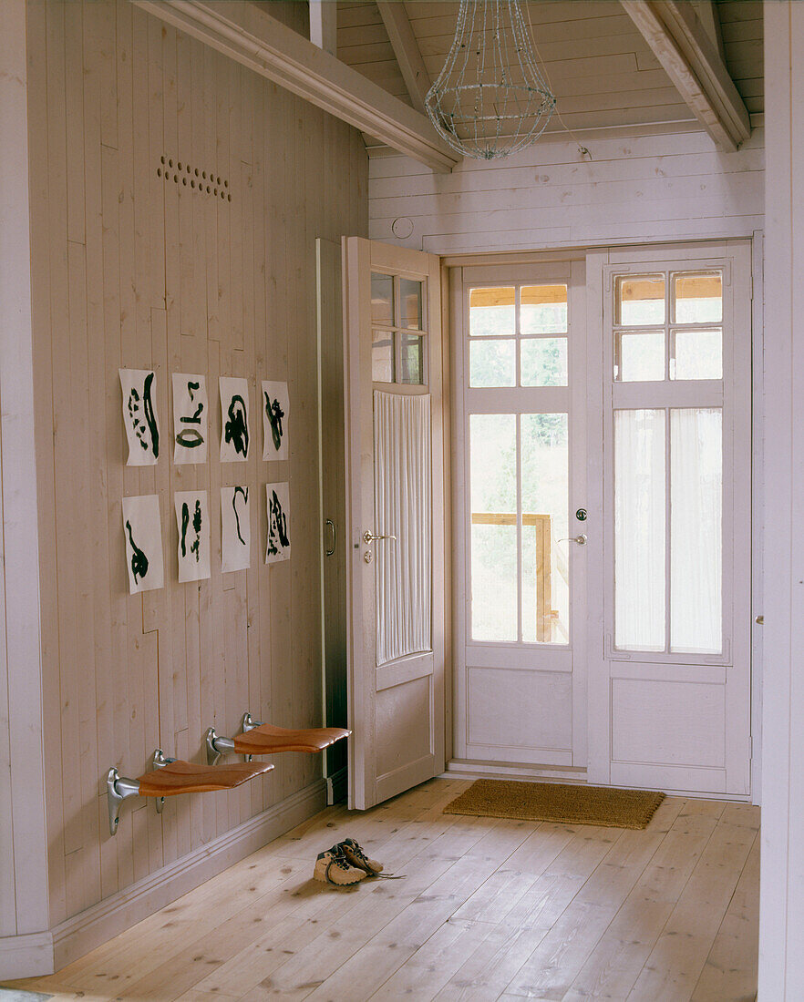 Flur im Landhausstil mit Holzboden an der Eingangstür