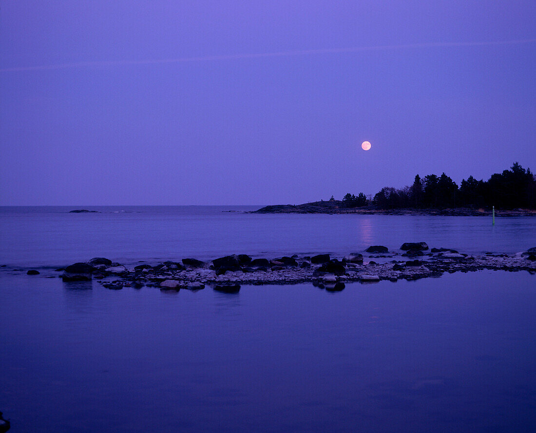 Abendlandschaft mit dem Mond über dem See
