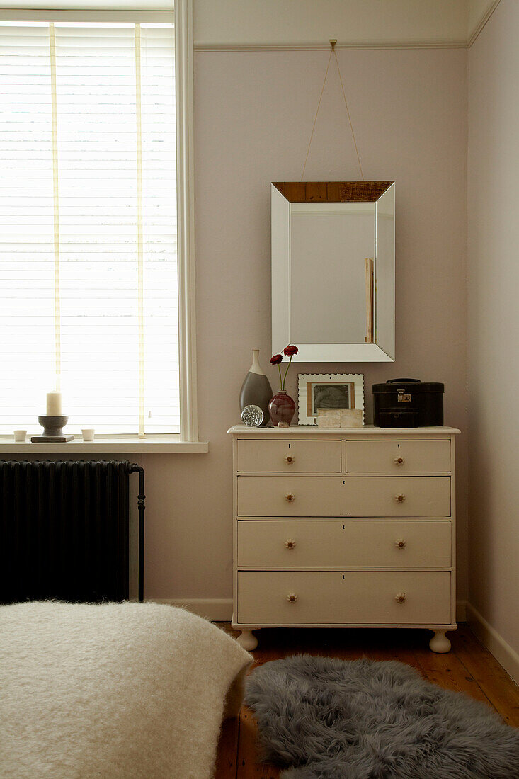 Kommode mit Spiegel im Schlafzimmer eines Hauses in Brighton, East Sussex, England, UK