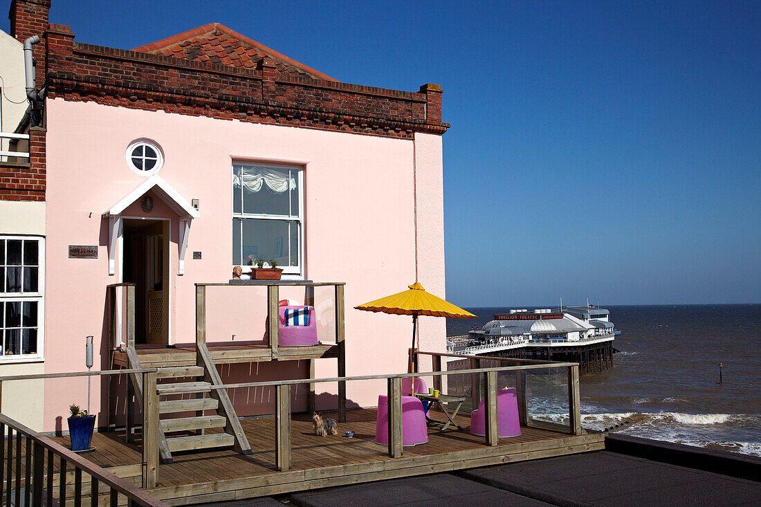 Rosa gestrichene Fassade eines Strandhauses in Cromer in Norfolk, England, UK