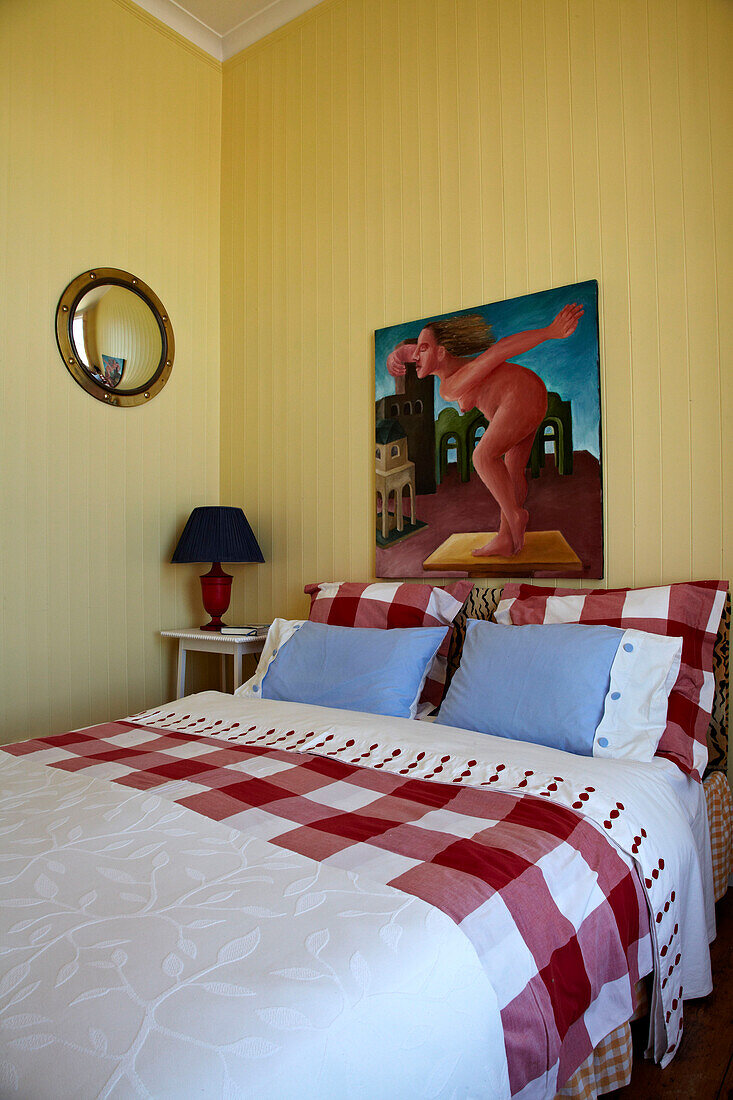 Rot karierte Bezüge auf dem Bett in einem Strandhaus in Cromer, Norfolk, England, UK