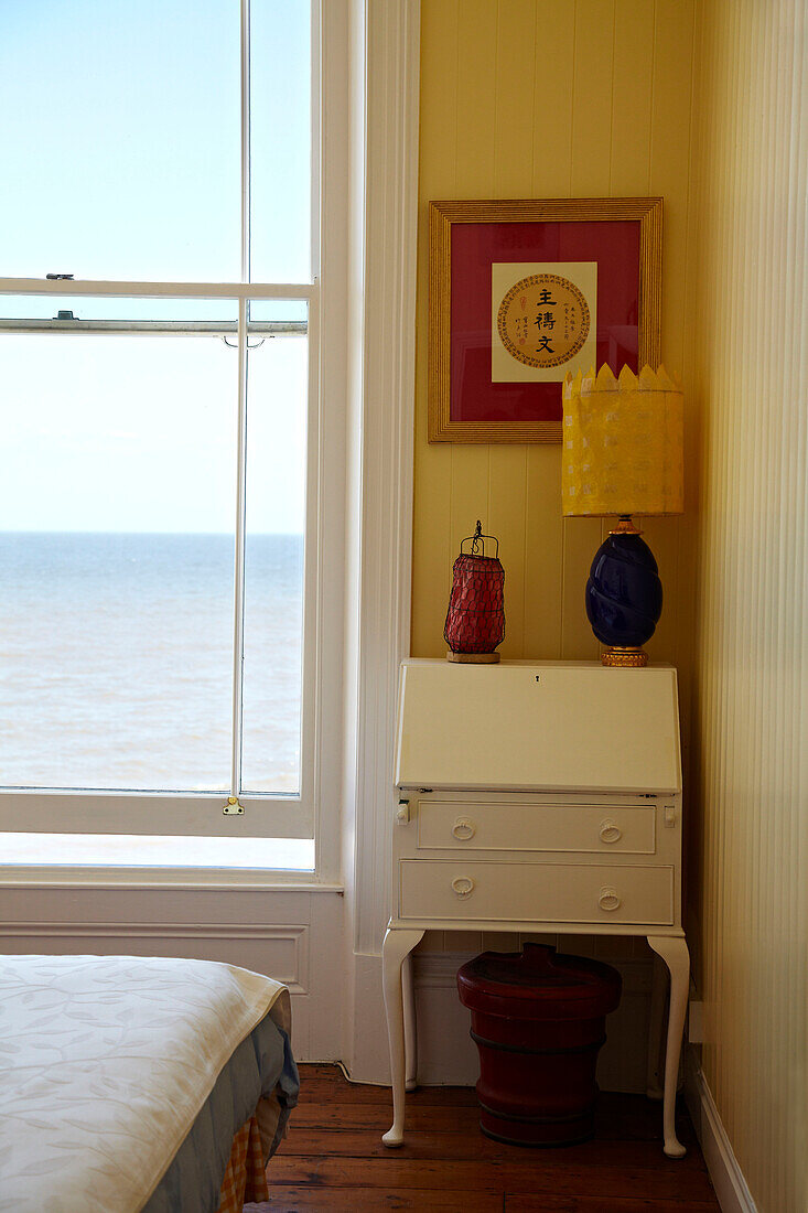 Schiebefenster und Schreibtisch in einem Strandhaus in Cromer, Norfolk, England, UK