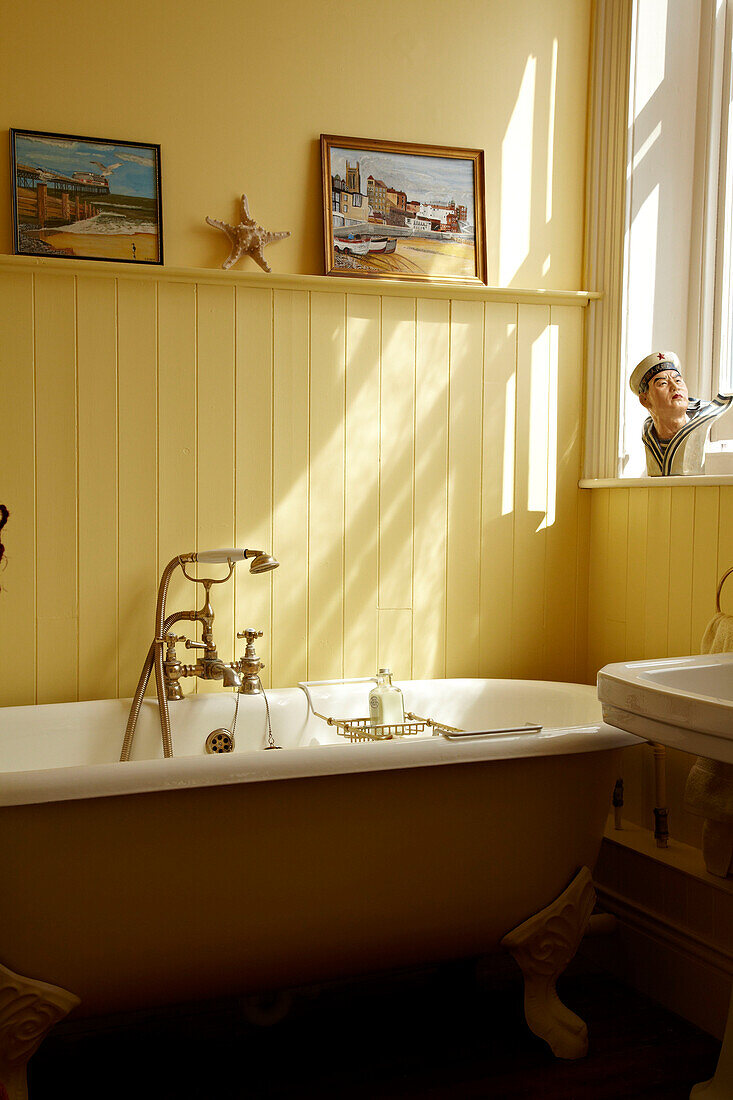 Freistehende Rolltop Badewanne in einem Strandhaus in Cromer, Norfolk, England, UK