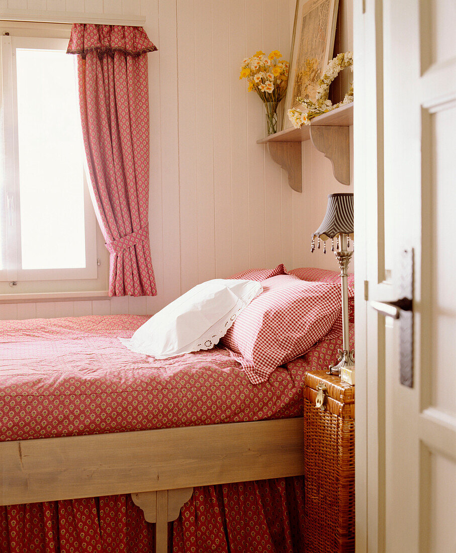 Schlafzimmer mit passender Bettdecke und Vorhängen