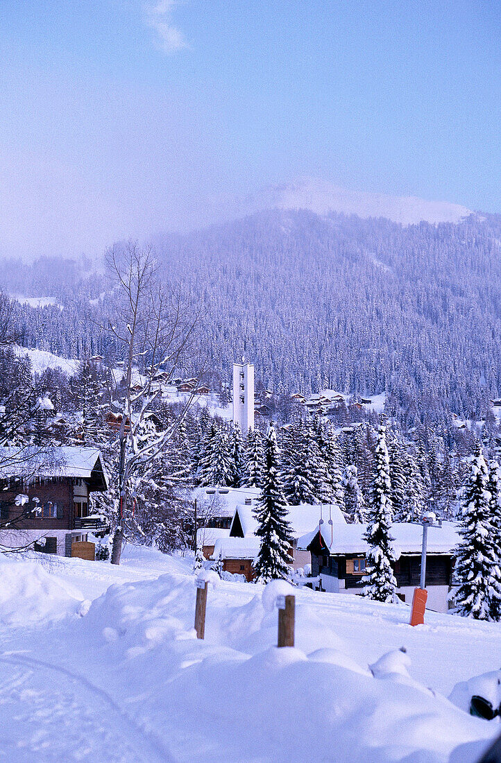 Schweizer Chalets in schneebedeckter Landschaft