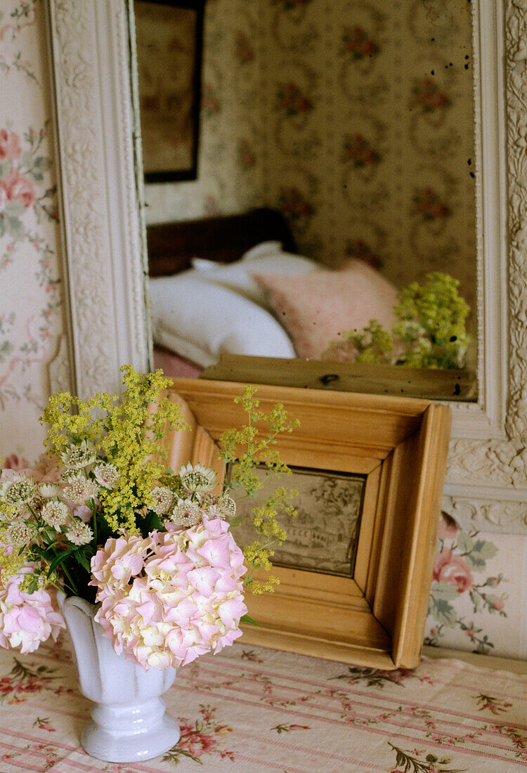 Arrangement aus rosa Hortensien vor einem Spiegel