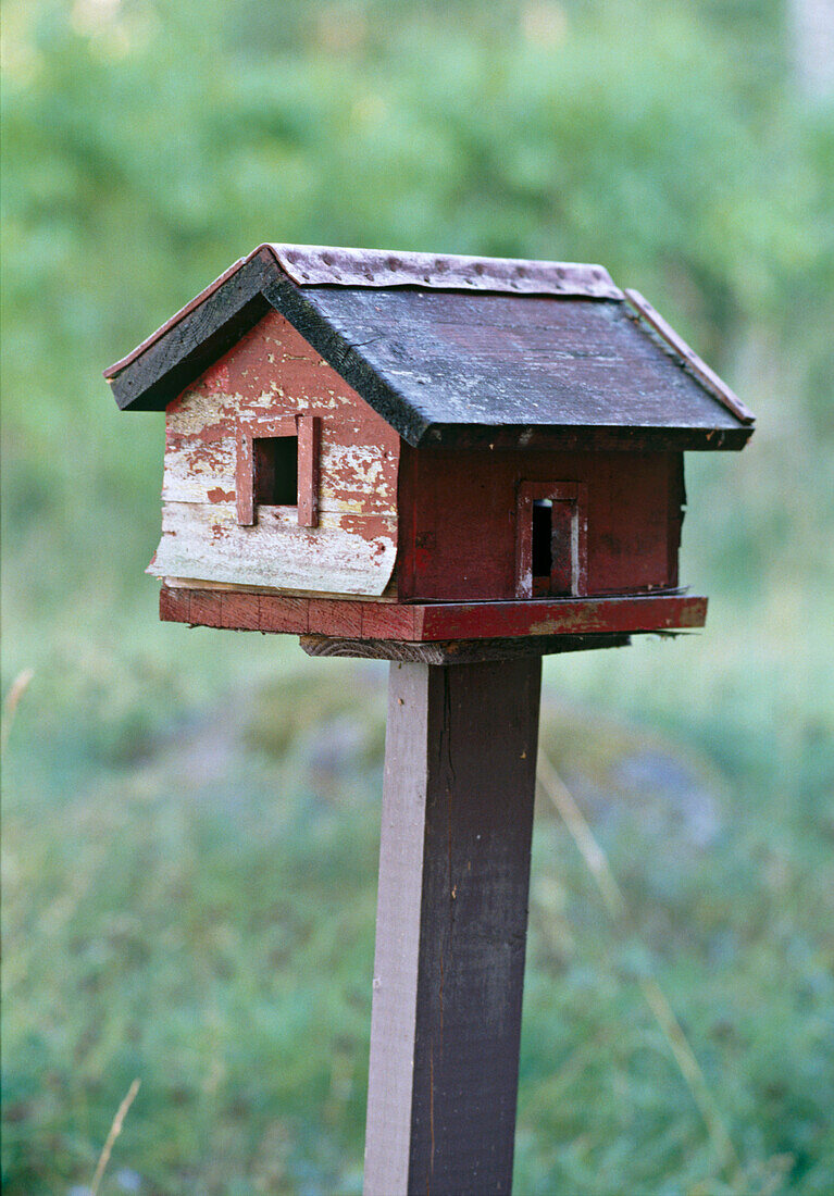 Detail eines rustikalen Vogelhauses aus Holz
