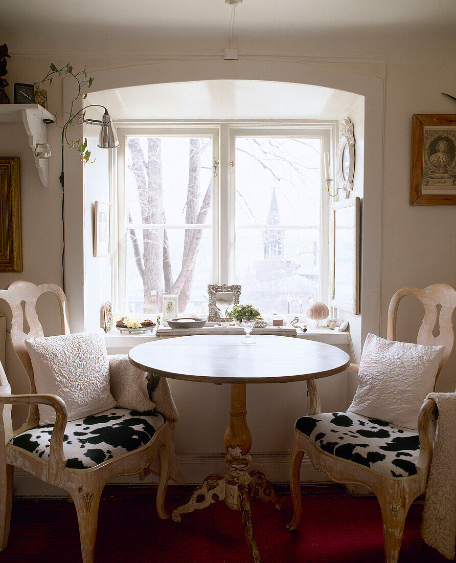 Gustavianische Stühle und runder Tisch am Fenster, Stockholm, Schweden