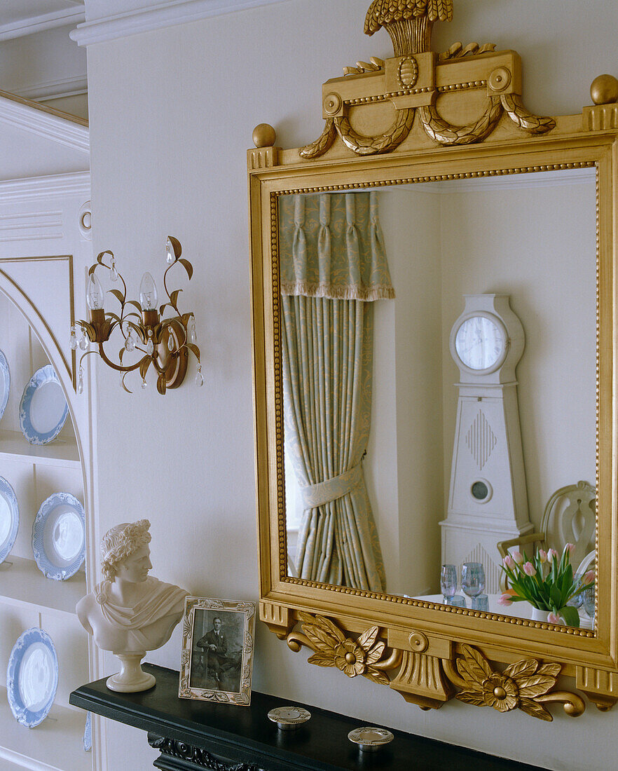 Spiegelbild einer gustavianische Uhr in einem Esszimmer im schwedischen Stil