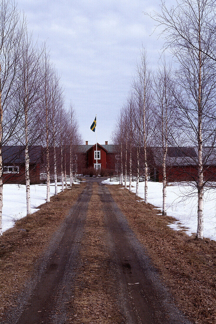 Außenansicht eines traditionell schwedischen Holzhauses