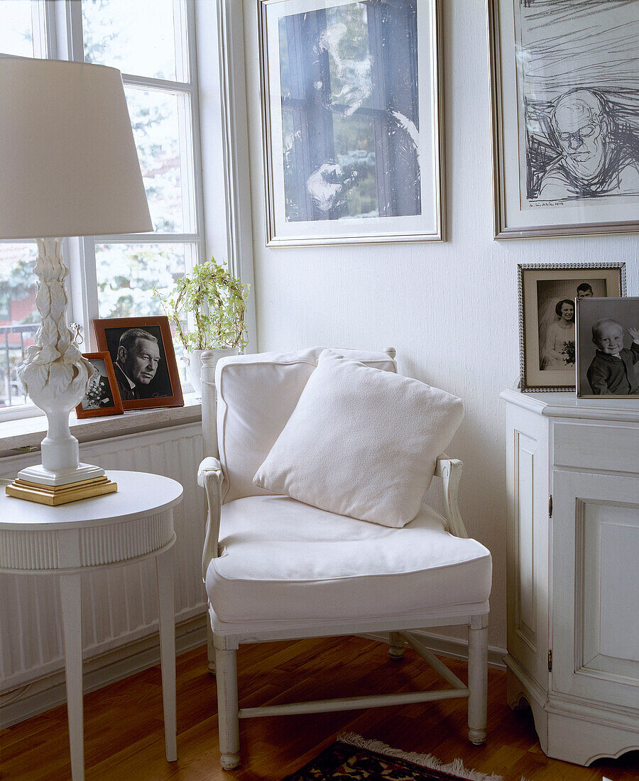 Wohnzimmerecke mit gustavianischem Sessel in Mjolby, Schweden