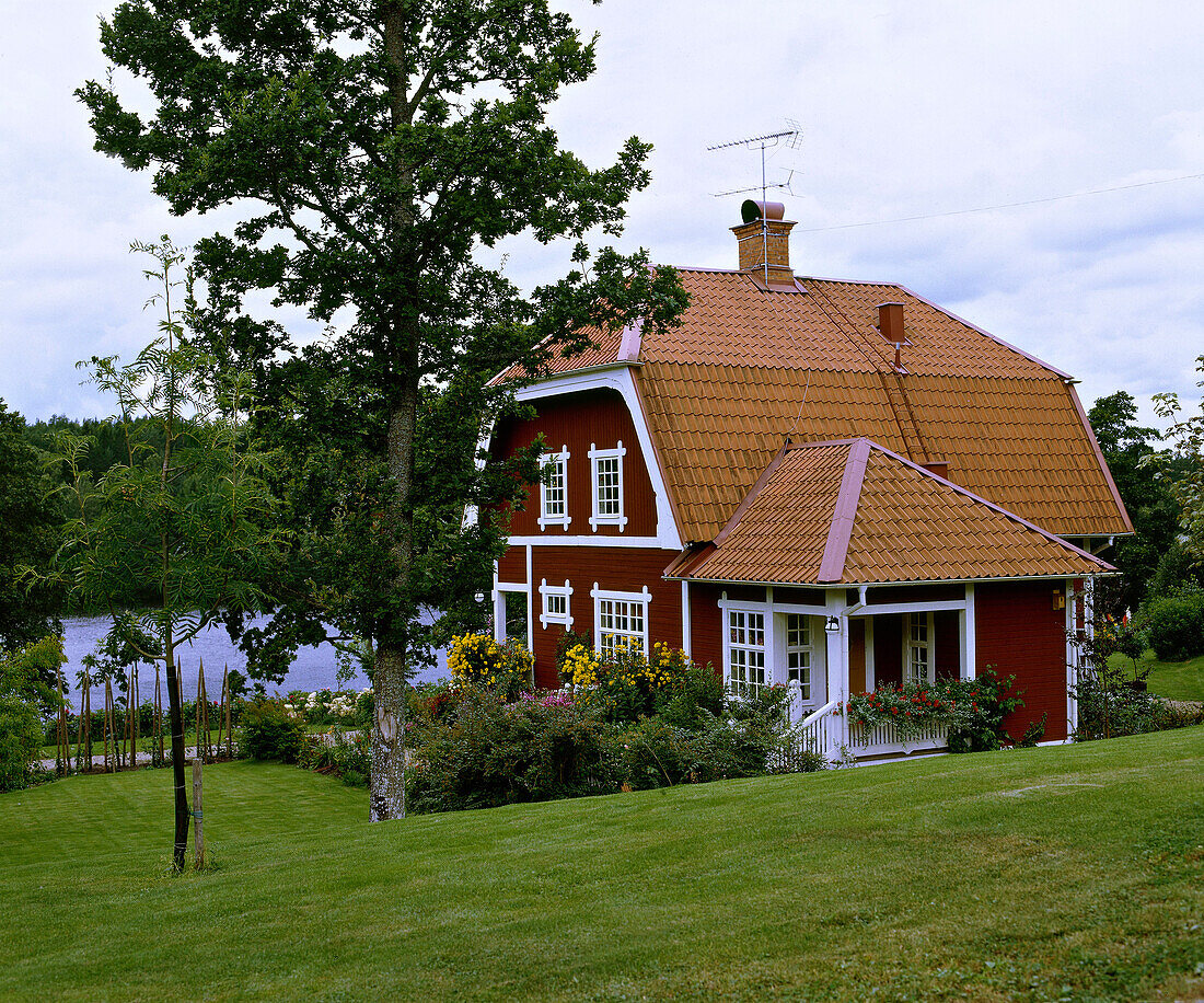 Außenansicht eines Holzhauses im skandinavischen Stil