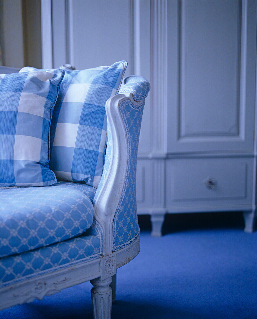 Detail eines gustavianischen Sofas mit blau-weißem Karomuster-Bezug
