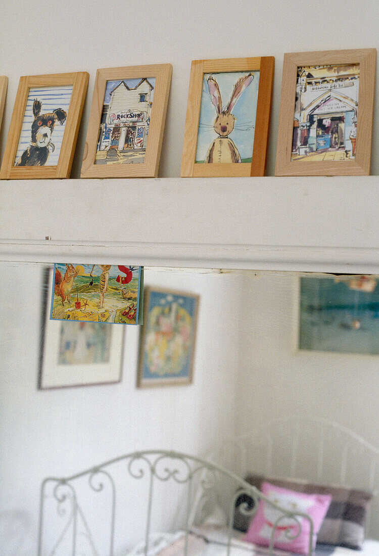 Gerahmte Zeichnungen an einer Wand in einem Kinderzimmer