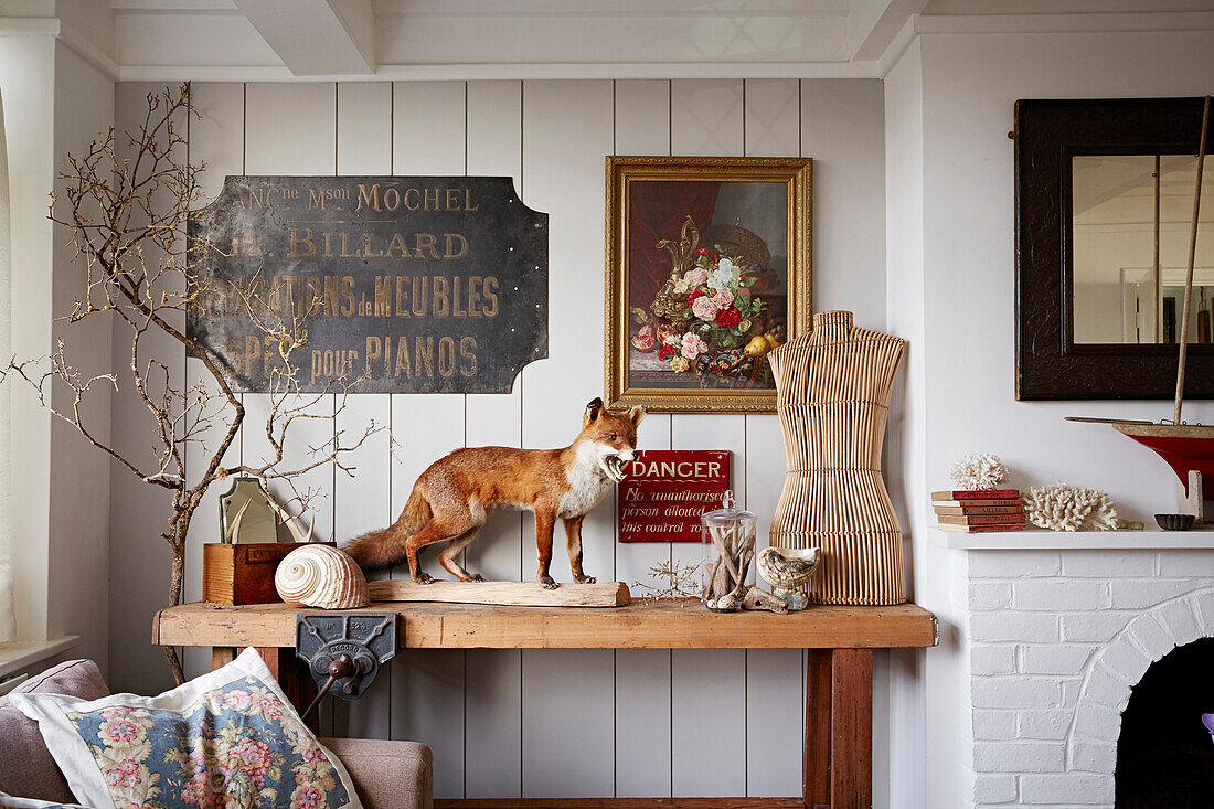 Ausgestopfter Fuchs und Schaufensterbüste auf Holzkonsole mit Vintage-Schild in Shoreham by Sea, West Sussex, UK