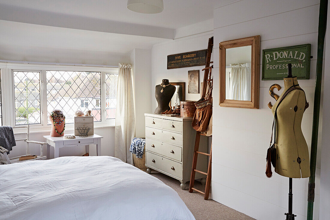 Schneiderpuppe, Leiter und Spiegel in einem weißen Schlafzimmer mit Bleiglasfenstern in Shoreham by Sea, West Sussex, Großbritannien