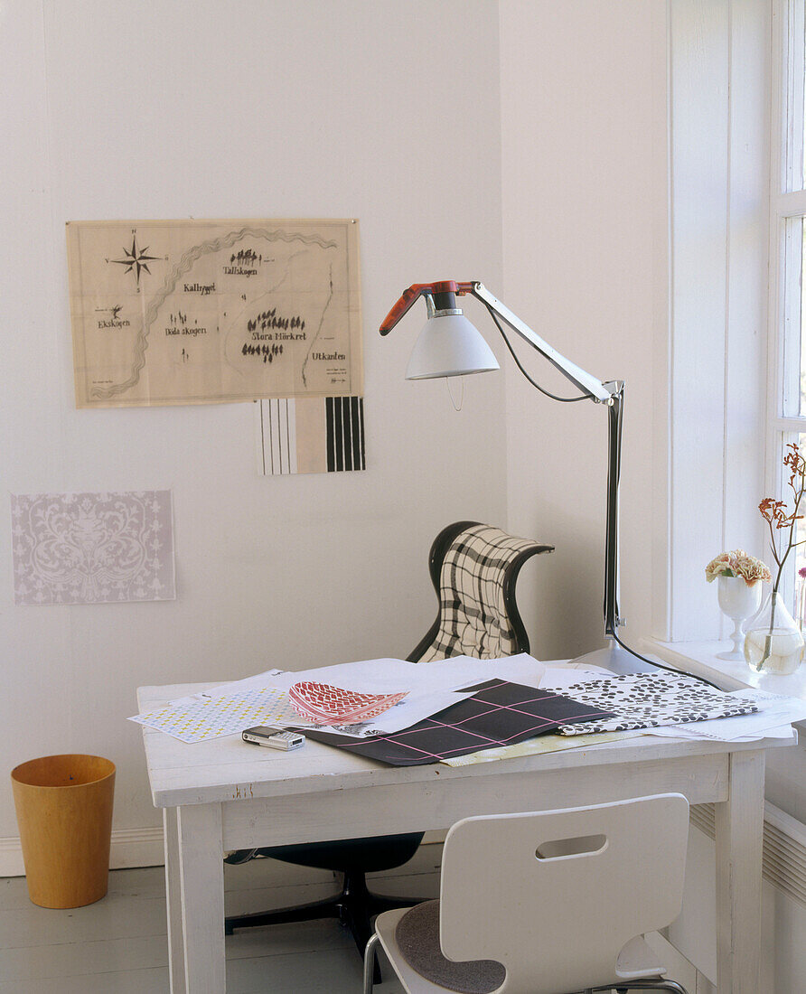 Home-Office-Bereich mit weißem Tisch und Hängelampe