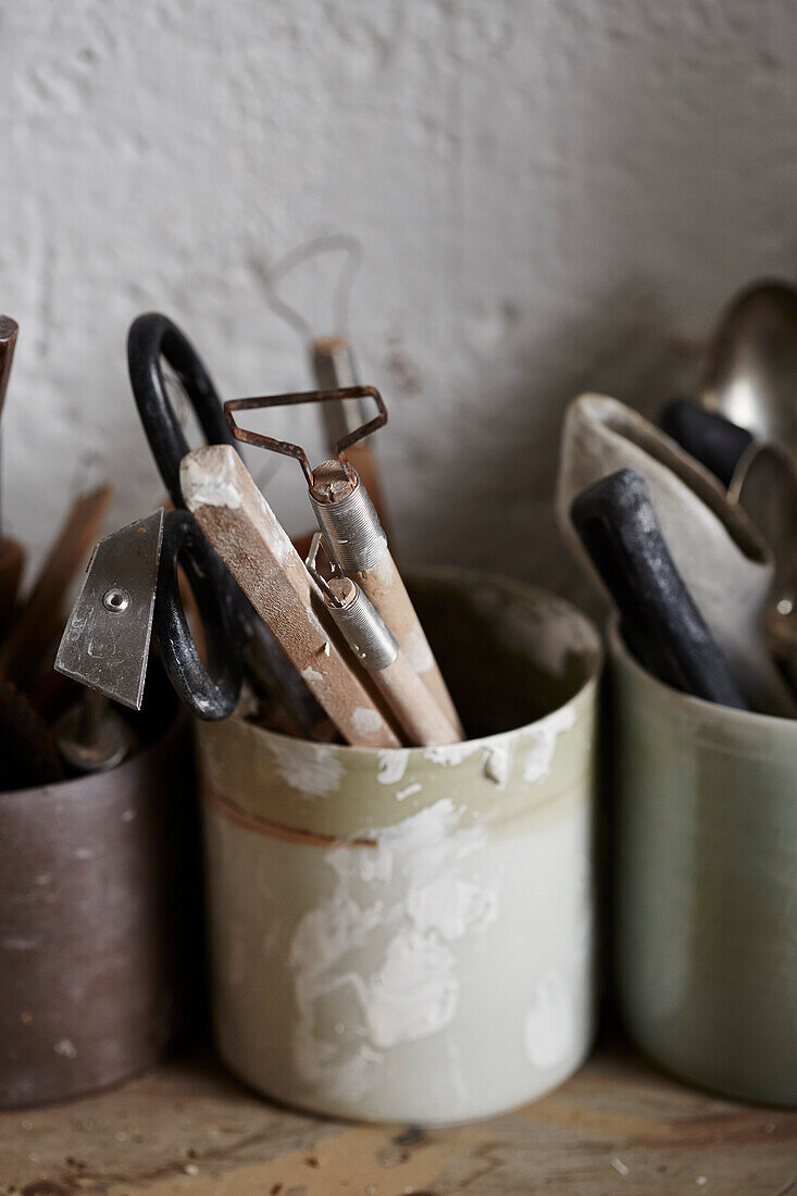 Werkzeuge auf der Werkbank im Atelier einer Keramikkünstlerin in Brighton