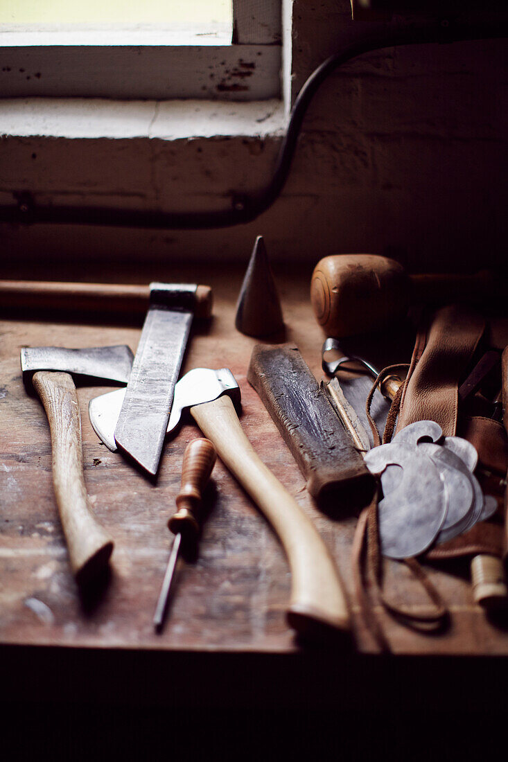 Holzbearbeitungswerkzeuge in der Werkstatt eines Künstlers in East Sussex