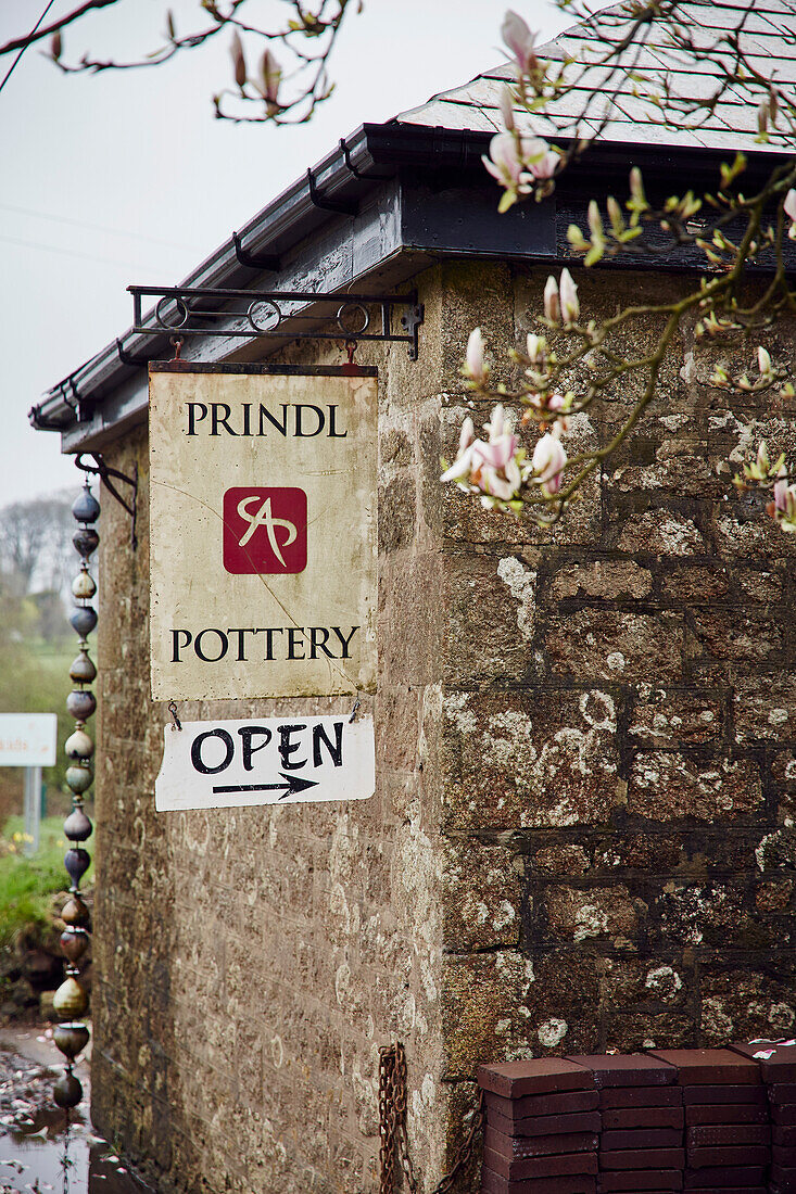 Ladenschild für die Prindl Pottery in Cornwall, UK