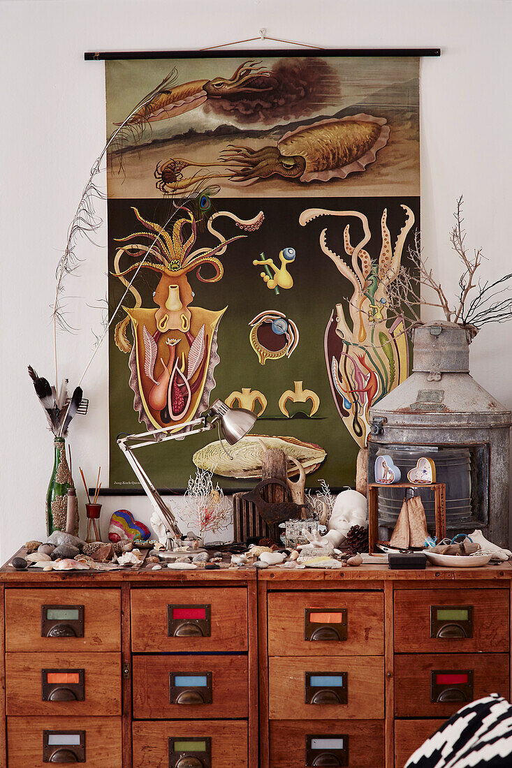Gesammelte Objekte und Kunstwerke auf Schubladenkommode in einem Haus in Bridport, Dorset, UK