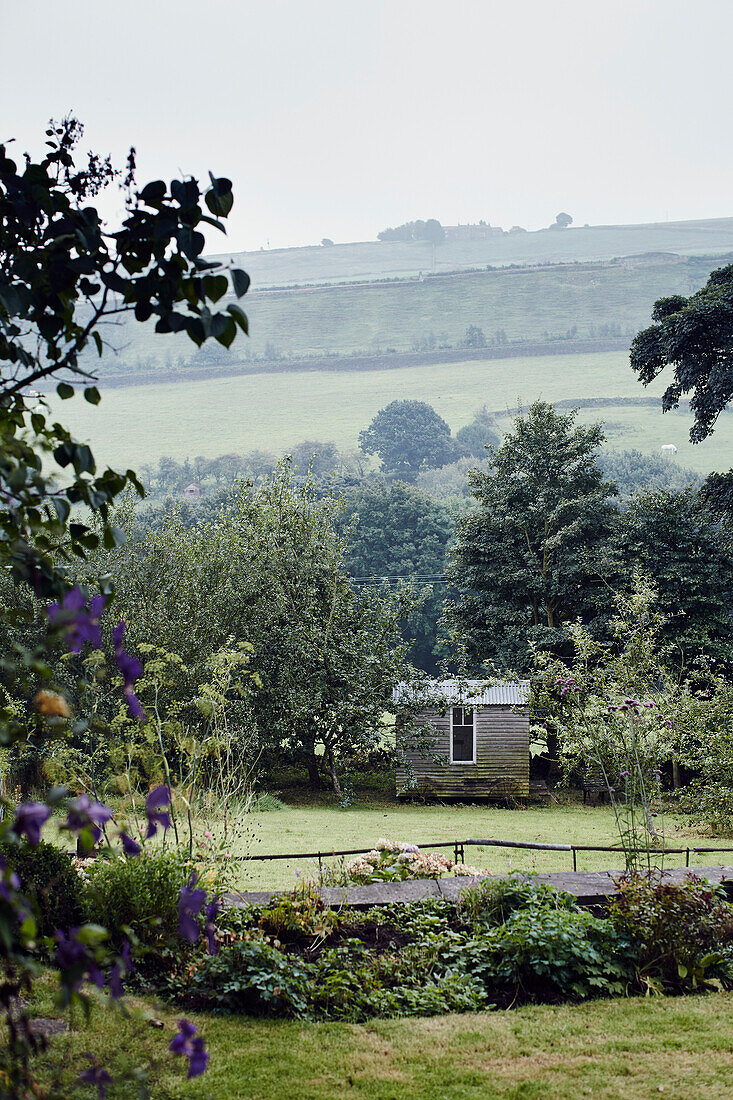 Gartenhaus und sanfte Hügel in Holmfirth, Yorkshire, Vereinigtes Königreich