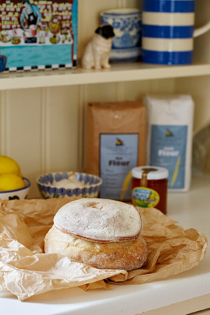 Frisches Brot in einer Küche in Devon, UK