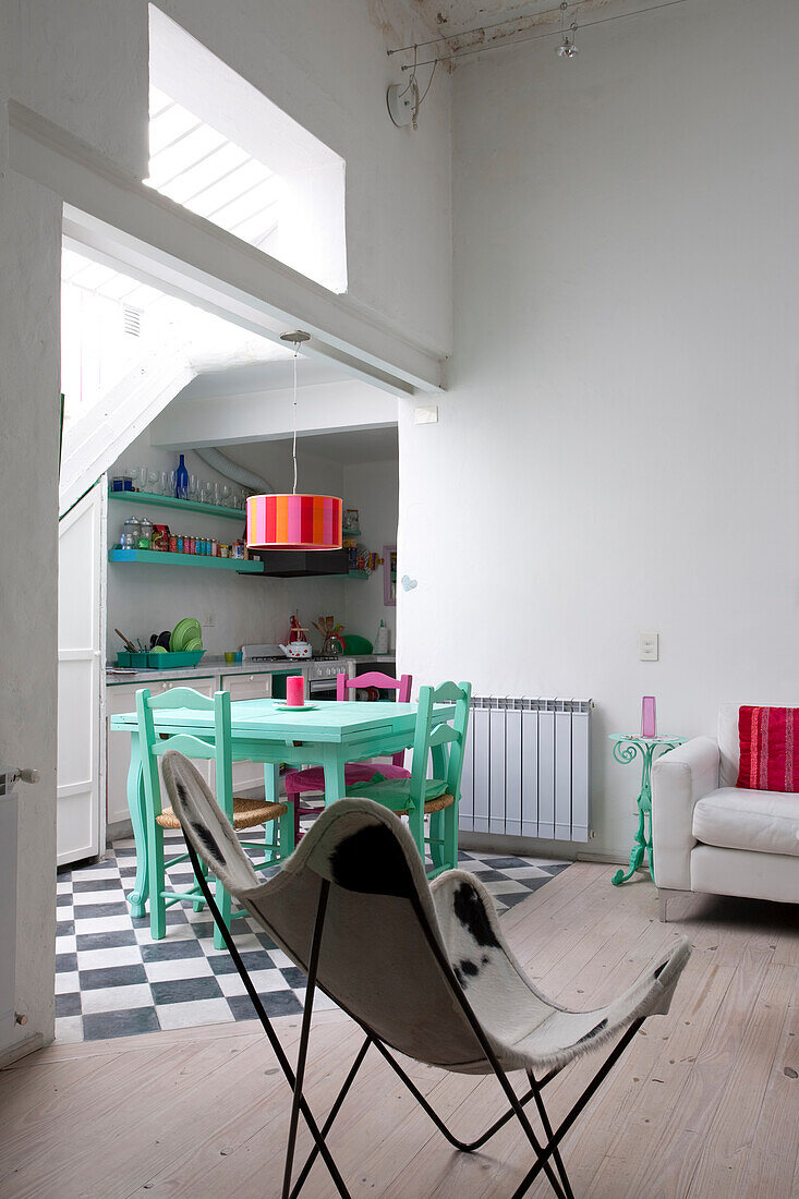 Modernes Wohnzimmer mit Küche, Buenos Aires, Argentinien