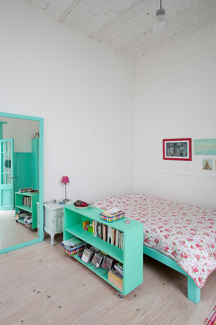 Einfaches Schlafzimmer in einer modernen Wohnung in Buenos Aires, Argentinien