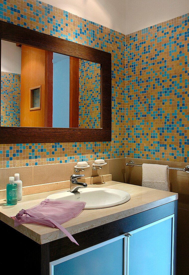 Badezimmer mit Mosaikfliesenwänden in perfekter Farbkombination