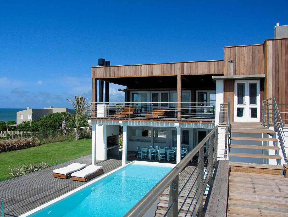 Außenansicht eines Ferienhauses mit Swimming Pool und Balkonterrasse