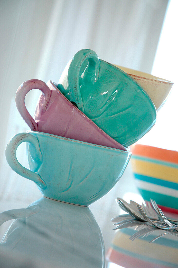 Ein Stapel pastellfarbene Teetassen
