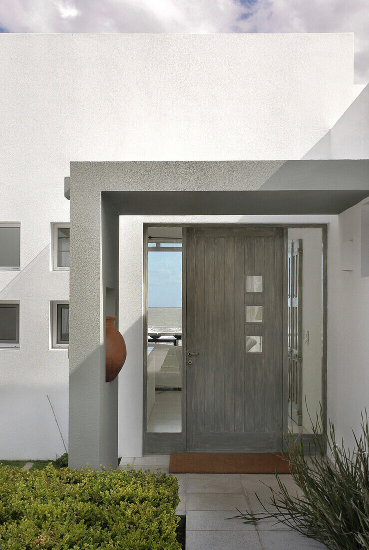 Entrance with interior patio and rotating door with glass details