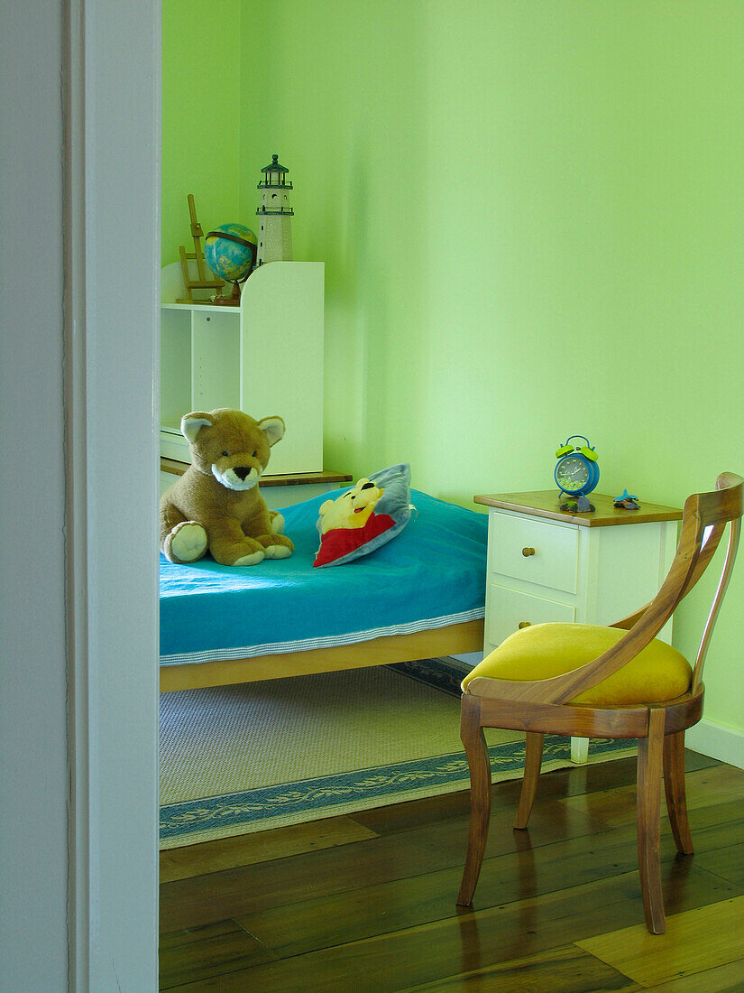 Kinderzimmer mit Kuscheltier auf Einzelbett
