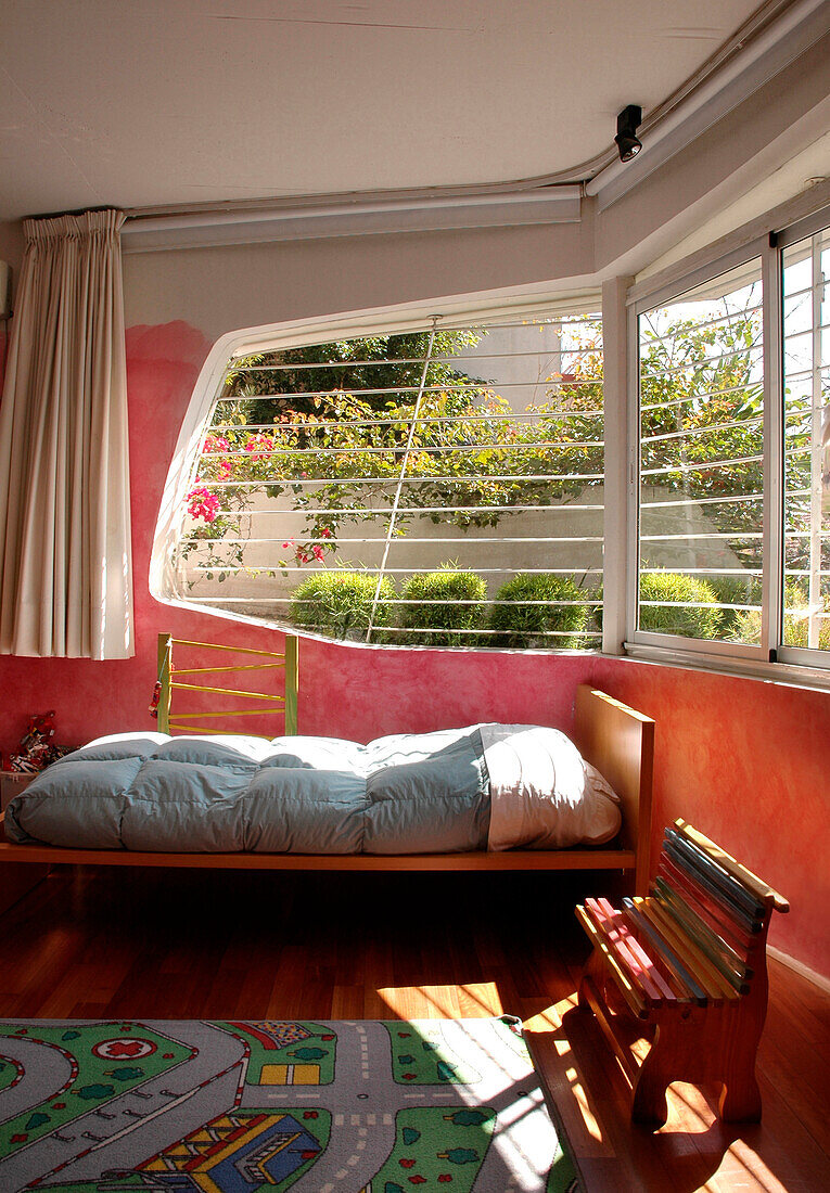 Kinderzimmer mit schiefen Fenstern und Straßenkarten-Teppich