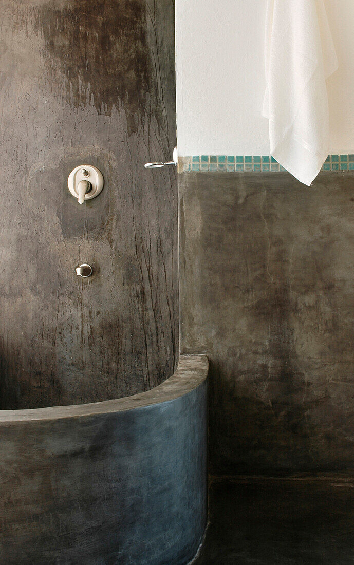 Shower unit made of industrialised concrete