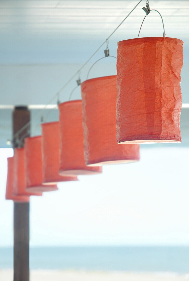Japanische Windlichter aus orangefarbenem Wachspapier