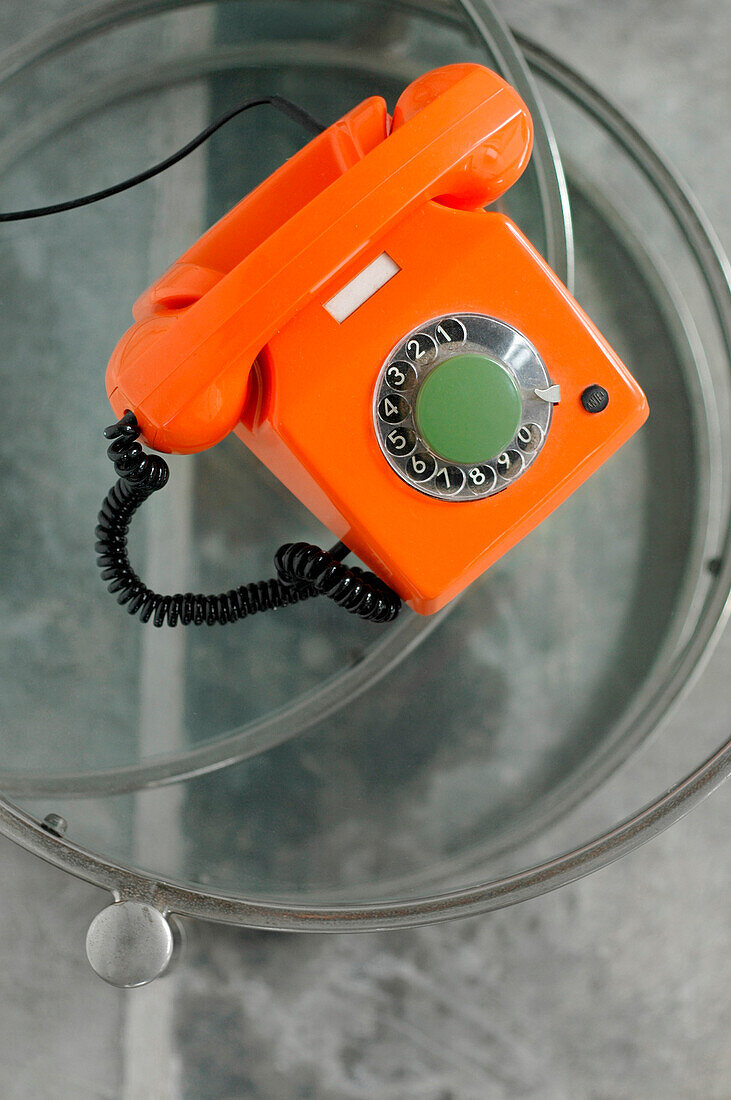 Telefon mit drehbarer Wählscheibe auf Beistelltisch mit Glasplatte