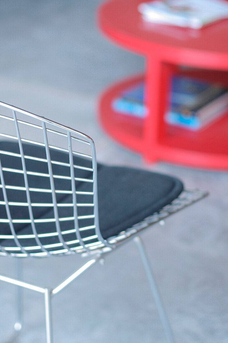 Stuhl mit Metallgestell und Ledersitzfläche