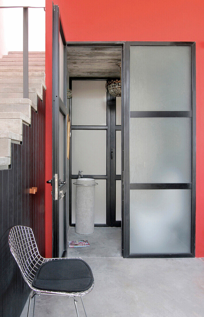 Treppe mit Tritt- und Setzstufen aus vorgefertigten Betonplatten und Einbauschrank mit getäfelten Türen