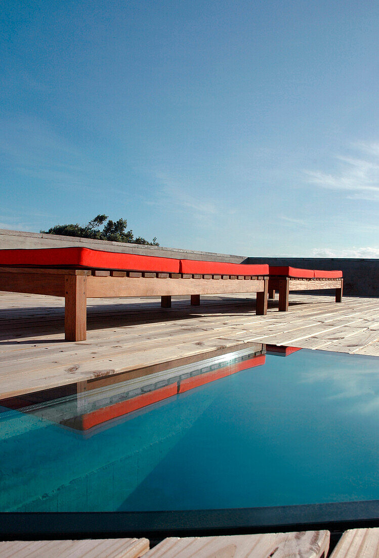 Oberes Deck aus behandeltem Kiefernholz mit Swimmingpool und Sonnenliegen