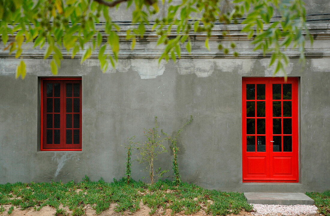 Außenansicht eines Gebäudes mit leuchtend rotem Anstrich