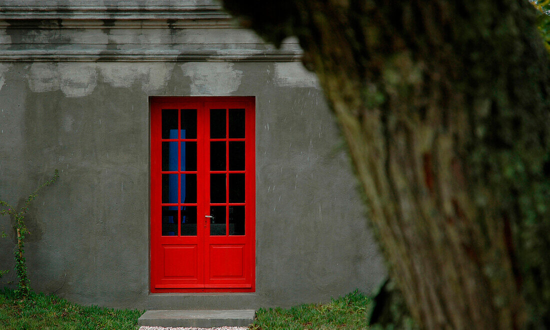 Außenansicht eines Hauses in Garzon mit einem Detail der Eingangstür